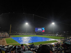 한국시리즈 1차전 우천으로 중단, 삼성 1:0으로 앞서 나간 상황