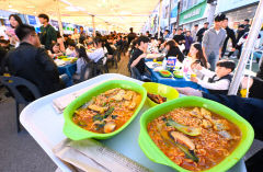 [포토뉴스]'2024 구미라면축제'에서 라면 맛보는 시민들