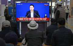 [포토뉴스]윤석열 대통령 담화 및 기자회견 시청하는 대구시민들