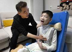 [어린이에게 희망을] 중증 지적·뇌병변 장애 앓는 열네 살 재연이, 세 살때 뇌병변 1급…10년이상 누워서만