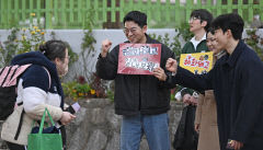 [포토뉴스]수험생 배웅하는 대구 혜화여고 선생님들