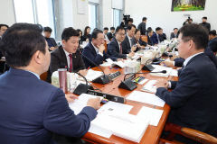 테이블 오른 677조 예산안…與 