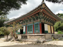 [단독] 불상이 기울어진다…동화사 극락전 기단 곳곳에 금 가