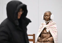 [포토뉴스] 쌀쌀한 날씨에 방한용품 착용한 평화의 소녀상