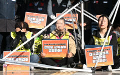 [포토뉴스] 거친 실랑이 속 진행된 대구학비연대회의 총파업 지지 기자회견