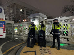 70년대로 퇴보한 韓…계엄사 모든 언론출판 통제·영장없이 처벌한다