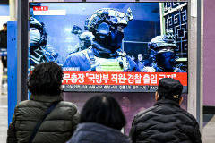 [포토뉴스] 동대구역에서 비상계엄 관련 뉴스 시청하는 시민들