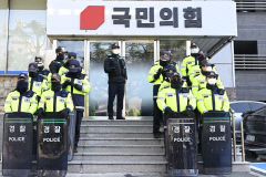 [포토뉴스] 국민의힘 대구시당 방호하는 경찰들