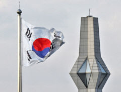 [포토뉴스] 혼돈의 정국 속 위태롭게 펄럭이는 태극기