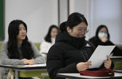 [포토뉴스]수능성적표 확인하고 활짝 웃는 고3 수험생