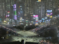 대구 수성구 범어네거리 가득 메운 탄핵 요구, 