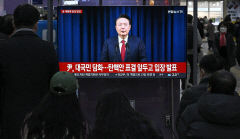 [포토뉴스] 윤석열 대통령의 대국민 담화를 시청하는 시민들