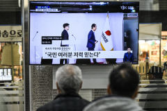 [포토뉴스] 국정 수습 방안 시청하는 대구 시민들