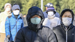 [포토뉴스] 꽁꽁 싸매고 수성못을 걷는 시민들