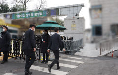 경찰, 검찰보다 먼저 尹 체포할까...대통령실 전격 압수수색