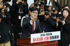 韓-친윤, 고성·삿대질 충돌…