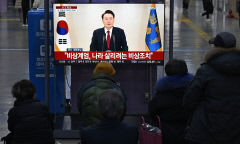 [포토뉴스]대통령 대국민 담화 시청하는 대구시민