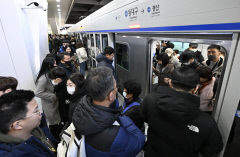 [포토뉴스]승객들로 붐비는 대경선 개통 첫날