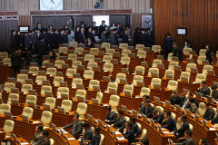 윤 대통령 탄핵안 가결로 12월 국회 멈춰서나