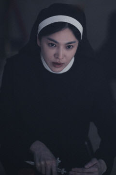 송혜교, 퇴마의식 치르는 수녀로 변신