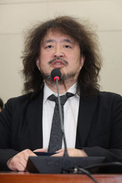 與 