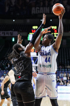 가스공사 득점력 앞세우며 KCC 97:71 대승…니콜슨 29점 기록