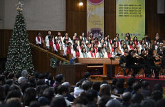 [포토뉴스]성탄 축하 예배 드리는 대구 제일교회 교인