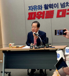 '대선' '신공항' '통합' '동상'…키워드로 본 홍준표 시장 송년 간담회