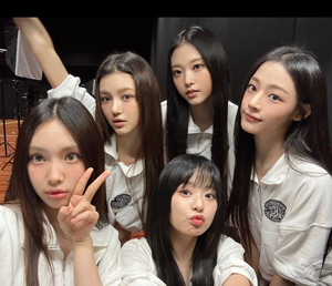 뉴진스, 日 생방송 무대서 검은 리본 달고 무대 올라