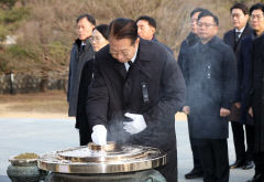 여야 지도부, 새해 첫날 현충원 참배하며 