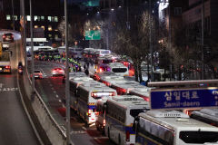 [속보] 공수처, 윤대통령 관저 앞 도착…체포영장 집행 임박