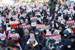 [속보]공수처, 2차 저지선 뚫은 뒤 관저 건물 앞 경호처와 대치 중