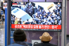 윤석열 대통령 체포영장집행 뉴스 시청하는 대구시민들
