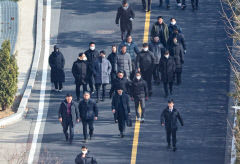 尹측, '체포 시도'에 공수처장 등 150여명 고발로 대응…헌재선 尹 직접 변론