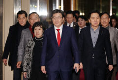 한남동 관저 앞에 집결한 의원들에 대해 우려 목소리도 나와