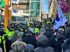 [尹 체포 현장] 지지자들 반발에 관저 앞 아수라장
