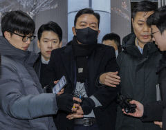 대통령경호처 '강경파 2인방' 경찰 출석