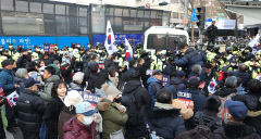 尹 헌재 도착하자 흥분한 지지자들 
