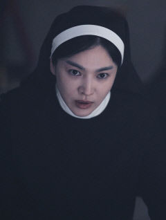 송혜교 수녀 '담배는 기본, 악령과 싸울 때는 욕까지'