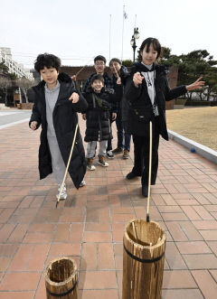 설 연휴, 대구국립박물관에서 투호 던지기즐기는 가족