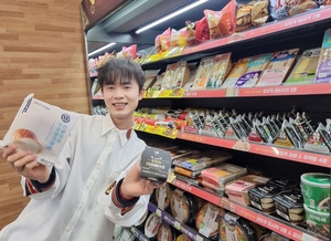 외국인 관광객, 한국 편의점 최애템은?…바나나맛 우유 제친 1위는?