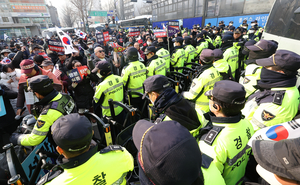 윤 대통령 탄핵심판 출석에 헌재 앞 긴장감 고조