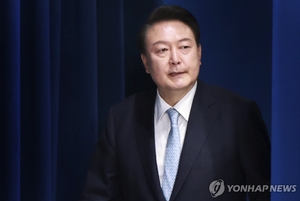 [속보] 윤석열 대통령 헌재 심판정 입장…양복 차림