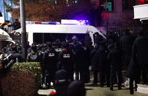 [속보] 공수처·경찰, 尹 관저 입구 앞 지지자 등 강제해산 시작