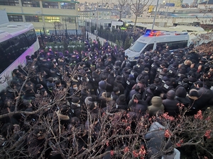 [속보] 공수처·경찰, 尹 관저 2차 저지선 버스차벽 우회 통과…체포영장 본격 집행