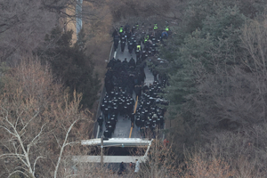 [속보] 공수처·경찰, 尹관저 3차 저지선 초소 진입…영장 집행 협의