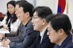 與의원, 다음 주 ‘서울구치소 수감’ 尹 접견 추진…당내 비판도 나와