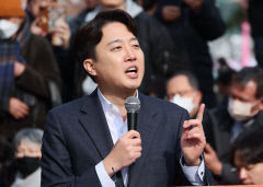 동덕여대 사태 두고 이준석, 고민정 정면충돌