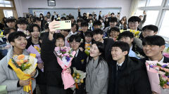 담임선생님과 기념촬영하는 대륜중학교 졸업생들