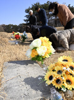 대구지하철 화재 참사 유가족, 무연고 희생자 묘역 참배